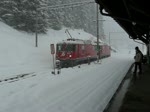 Ge 4/4 II 625  Kblis  und 631  Untervaz , schieben die frisch gefallene Schneeschicht beiseite, whrend des Umsetzens im Bahnhof von Arosa. 25.12.08 
