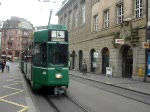 Straenbahn bei Haltestelle Schifflnde (Basel/Schweiz) mit 3 Beiwagen