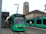 Eine Siemens Combino der BVB fhrt hier gerade am Bahnhof Badischen Bahnhof los.