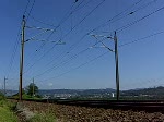 Eine Re 4/4 II und eine Re 6/6 ziehen einen sehr langen Gterzug auf der Bzberglinie rictung Basel, Umiken, Sommer 2007