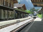 Einfahrt von MOB Alpina Be 4/4 9301 + ABe 4/4 9201 in Gstaad mit einem  Goldenpass  Zug nach Montreux, am 6.6.2023
