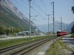 Die S1 von Chur kommend kurz vor dem Bahnhof Reichenau-Tamins am 1.5.2011