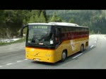 Graubnden 2010 - Mit viel Glck liefern sich Zug und Postauto zwischen Morteratsch und Bernina Suot ein Rennen, so auch am 12.06.2010 kurz nach der Monte Bello-Kurve.