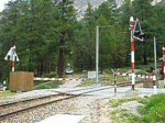 ABe 4/4 II Nr. 49 und 42 berqueren mit ihrem Zug den Bahnbergang der Berninastrasse oberhalb des Bahnhofs Morteratsch, 04. Aug. 2004