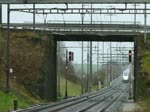 Der TGV auf der Ausweichstrecke ( sonst ber Olten ) beim Bahnhof Mumpf/Aargau zwischen Basel und Zrich. Der starke Regen, der auf meinen Regenschirm prasselt, ist nicht zu berhren. Durch den Zugwind konnte ich die Kamera mit einer Hand leider nicht ruhig halten. 7.11.2010