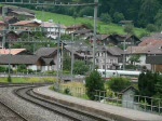 ICE 1 und Regio nach Spiez, bei dem Bahnhof Leissingen.