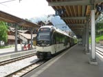 Ausfahrt von MOB Alpina Be 4/4 9303 + ABe 4/4 9203 in Gstaad mit einem  Goldenpass Belle-Epoque  Zug nach Montreux, am 6.6.2023