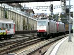  185 580 und 600 der crossrail verlassen mit einem Containerzug Spiez am 21.03.2010