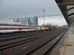 Die spanische EM-Lok wird von einer slowakischen Diesellok der Baureihe 742 durch den Bahnhof Bratislava-Petrzalka geschoben.
