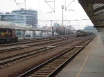 Eine Lokomotive der Baureihe 240 mit einem erschreckenden (doch bei den slowakischen Eisenbahnen durchaus blichen) Erscheinungsbild zieht einen Gterzug durch den Bahnhof Bratislava-Petrzalka.