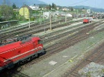 Eine BR 541 der Slowenischen Eisenbahn bei Verschubarbeiten im Bahnhof Villach in Kärnten.
