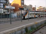 Civia-Triebzug BR 465 der RENFE, bestehend aus den Einheiten 755M - 855R - 255R - 955R - 255M, bei der Abfahrt in Badalona, 39.3.2023