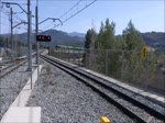 Einfahrt des Stadler GTW AM3.1 'El Montgros' der Zahnradbahn von Montserrat ber den Pont del Centenari in die Station Monistrol-Vila, 27.03.2023.

Die Brcke hoch schafft die Bahn noch ohne Zahnrad; die Kletterhilfe beginnt erst hinter der Station ...