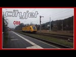 Nach der Einfahrt auf Gleis 2 mit dem Hubarbeitsbühnen-Instandhaltungsfahrzeug für Oberleitungsanlagen (HIOB) 711 116, wird auf Gleis 1 in Sassnitz der ÖBB Cityjet (Desiro ML) 4746 056