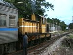 HAS 75 (Teil 3 und Schlu) fhrt nach dem beistellen von drei Schlafwagen an den RAP 168 am 23.Aug. 2011 im Bf. Surat Thani in den Gleisstutzen um dort auf weitere Aufgaben zu warten.