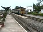 ORD 431 von Kaeng Khoi Junction nach Khon Kaen fhrt am 15. Juni 2011 aus dem Bahnhof Thanon Chira Junction aus. Zwei Triebwagen der Reihe RHN mit dem Steuerwagen 40 an der Spitze.