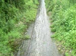 Der Grund fr die planmigen Versptungen auf der Mae Klong Line sind die vielen Langsamfahrstellen mit 20Km/h aufgrund berfluteter Gleisanlagen.