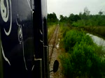 Einfahrt des Triebwagens 1221 als ORD 4384 in die Hst. Bang Krachao auf berfluteter Trasse am 07.Dezember 2010.