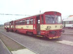 Abfahrt eines Schienenbusses (mit Beiwagen) im Bf Chomutov.