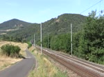 E 469 165 (121 065 IDS) fuhr am 19.07.23 mit neuen Waggons durch Sebuzin Richtung Ústí nad Labem-Střekov.