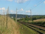3.9.2011 16:25 ČD 363 078-7 Zoo-Werbelok mit einem Schnellzug (R) aus Cheb nach Praha hl.n.