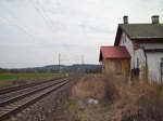 363 509 und 363 511 fahren am 11.04.15 durch Chotikov.