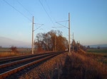Seit dem die Uhren auf Winterzeit gestellt wurden versuchte ich so ein Bild mit dem R 610 Karlex im Sonnenuntergang. Es kam immer was dazwichen. Plötzlich Wolken oder Nebel. Am 07.12.15 war das Wetter perfekt. Der Zug kam und auch noch mit 362 078-8 in der Einfahrt Tršnice. 	