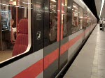 Ausfahrt der Roten Linie C aus den Bahnhof Praha-Holesovice.