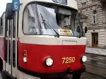 Ein lterer Triebzug der Straenbahn in Prag fhrt ab. Aufgenommen am 13.08.07