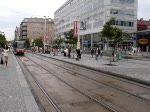 Einfahrt einer modernen Straenbahn in Prag.