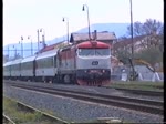 Schnellzug Chomutov-Karlovy Vary mit 2x Baureihe 749 (ohne Schalldämpfer) bei der Anfahrt in Klášterec nad Ohří um 2003