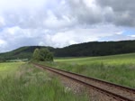 T 478 2006 (751 236-1) fuhr am 29.05.25 von Benešov u Prahy nach Kyselka. Hier ist der Zug als R 098166 bei Vroutek. 