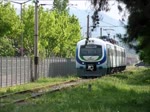 Elektrischer Triebzug E23030 der ADARAY von Arifiye nach Adapazari/Sakarya bei der Einfahrt in die Station Kent Park, 24.4.16.