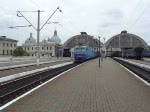 VL80-1322 verlasst Lviv mit Zug nach Zaporizja am 02-06-2009