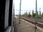 Mit dem Zug vom Bahnhof Budapest Nyugati plyaudvar nach Szeged, hier gerade bei der Einfahrt in Nagykrs.