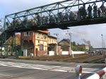 Die ungarische Stromlinendampflok 242 001 auf der Dampflokparade in Wolsztyn 2010. Hier zieht sie einen Sonderzug mit historischen polnischen Wagen in Richtung Stefanowo.