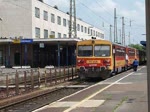 Abfahrt einer sechsfach-Garnitur von Triebwagen mit Beiwagen der MAV BR 117, angefhrt von 117-358 mit 2458-597, dann 117-183, 117-386 mit 2458-651, und schlielich 117-175, aus Debrecin, 10.7.16