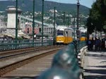 Eine Straenbahn der Linie 2 in Budapest, 18.6.2016

Im Hintergrund sieht man die Kettenbrcke und den Burgberg.