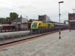Personenzug mit Taurus-Lokomotive der Raaberbahn (1047 504-4) verlt den Bahnhof Gyr Richtung Budapest.