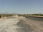 Ende April 2011.In der Wüste Arizonas bei Gilla Bend.Zwischen Vogelspinnen und   Klapperschlangen durcheilt ein kurzer Güterzug die Landschaft Richtung San Diego.