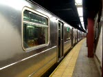 Ein R62 Zug der New Yorker Subway verlässt gaaanz langsam den Bahnhof 5 Avenue Richtung Queens, kommt aber vorher nochmal zum stehen.