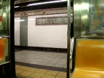 Rector Street am 18.04.08, ich sitze in der Subway Linie 1 nach South Ferry. In South Ferry knnen nur die ersten 5 Wagen halten, deswegen wird an der vorletzten Haltestelle extra gewartet fr Fahrgste die noch Umsteigen mssen. 