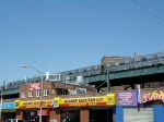 Auch bei der New Yorker Subway gibt es viele Abschnitte die Hochbahnen sind. Hier zum Beispiel auf Coney Island. Hier zwischen der Station West 8 Street/NY Aquarium und Stillwell Avenue Coney Island. Oben fhrt gerade Subway Linie Q von Midtown 57 Street/7 Avenue nach Coney Island / Stillwell Avenue. Aufgenommmen am 17.04.08