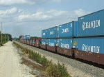 Zwei BNSF Dash-9 schieben einen Twin-Stack Containerzug durch Rose Hill, Kansas am 17.07.2009.