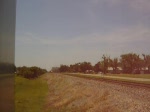 4 BNSF Dash-9, kommend aus Newton, Kansas berfahren einen Bahnbergang kurz hinter Newton in Richtung Osten. (27.06.2005)
