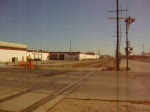 Zwei GP Diesellokomotiven ziehen einen Gterzug durch die Innenstadt von Wichita, KS. Heute sieht dort schon alles anders aus, da man die Bahnlinie auf einen Damm hochverlegt hat, damit Krankenwagen ohne zu warten in der Stadt umherfahren und passieren knnen... (03/2006)