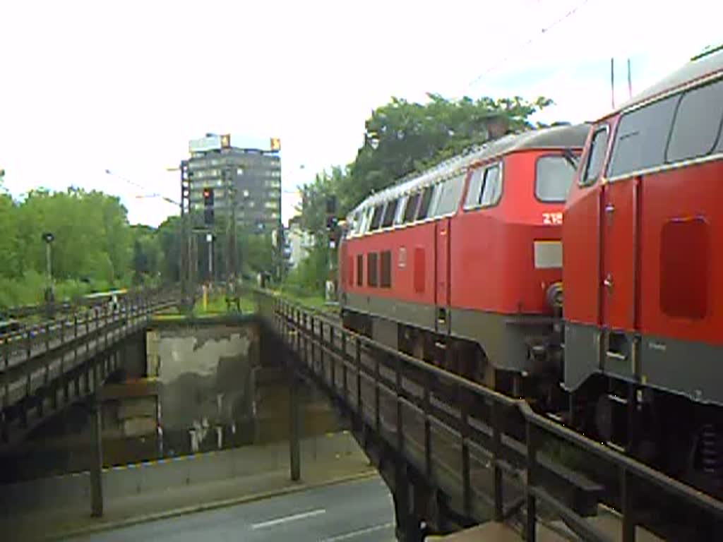 Toller Sound!!! 
2 218er fahren mit ihrem IC von Westrland nach Hannover aus Hamburg-Dammtor aus