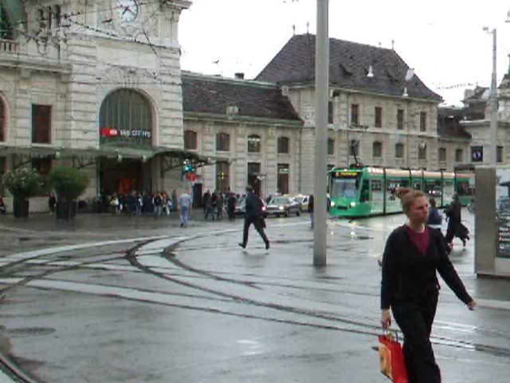 Tramfahrten auf dem Basler SBB Vorplatz.(03.07.2007)
