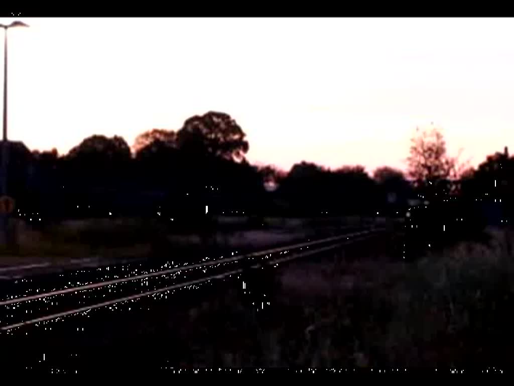 Triebwagen BR 628/928 207 der DB AG mit RE 33092 kommt von Bad Kleinen um im Bahnhof Grevesmhlen zu halten und anschlieend nach Schnberg und Lbeck weiter zu fahren. Hier morgens um 5:37 Uhr am 14.08.2009.