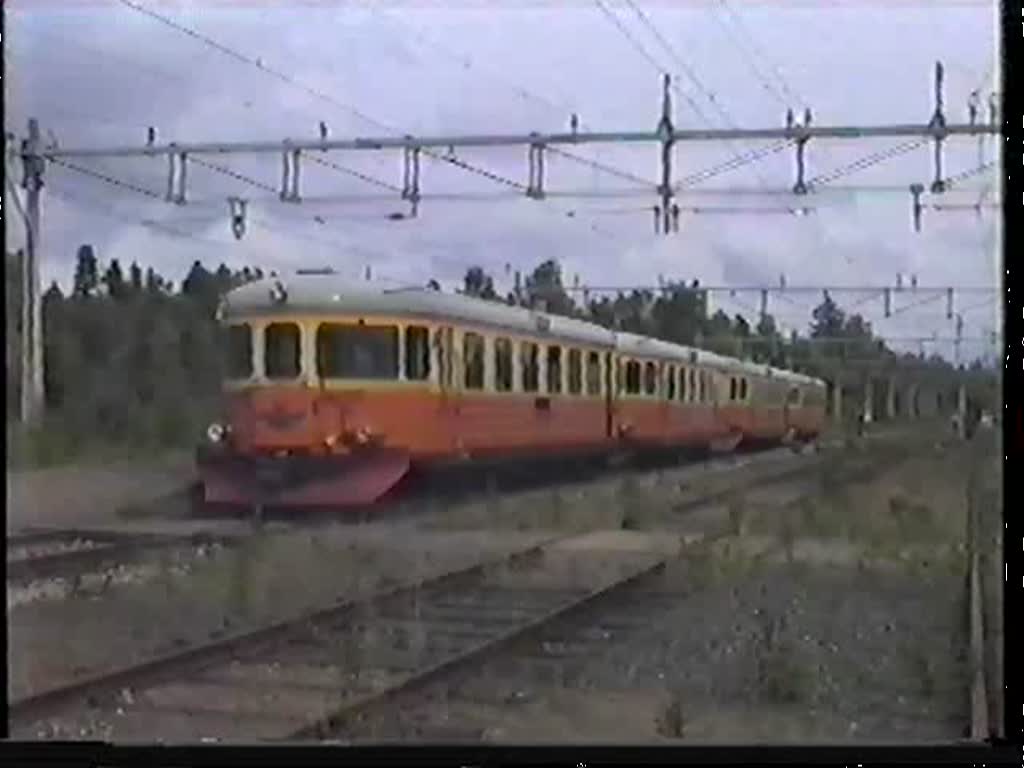 Triebwagengarnitur, gebildet aus YBo8 1131, YBo7 1177, UBF6ye 1997 und YBo6 1116, ist am 29. August 1992 zwischen Daglösen und Ställdalen unterwegs.